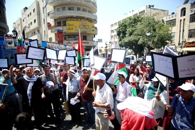 مسيرة للمطالبة باسترداد جثامين الشهداء في رام الله